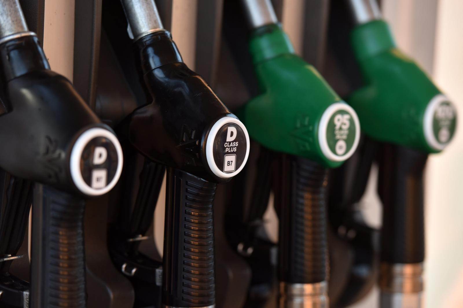 Премиерот најавува намалување на цените на горивата за два и пол денари