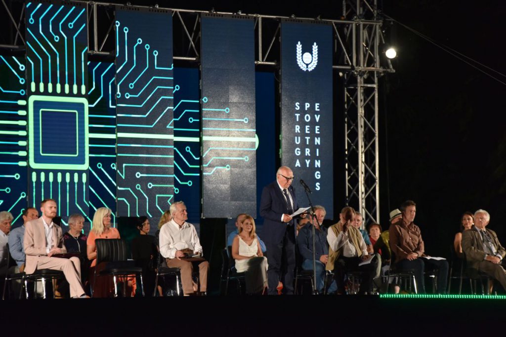 Влада Урошевиќ го доби „Златниот венец“, свечено затворени Струшките ...