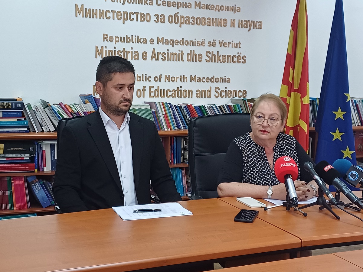 Училиштата да не доделуваат искинати учебници, МОН ќе ги замени со нови пред 1 септември, вели Јаневска