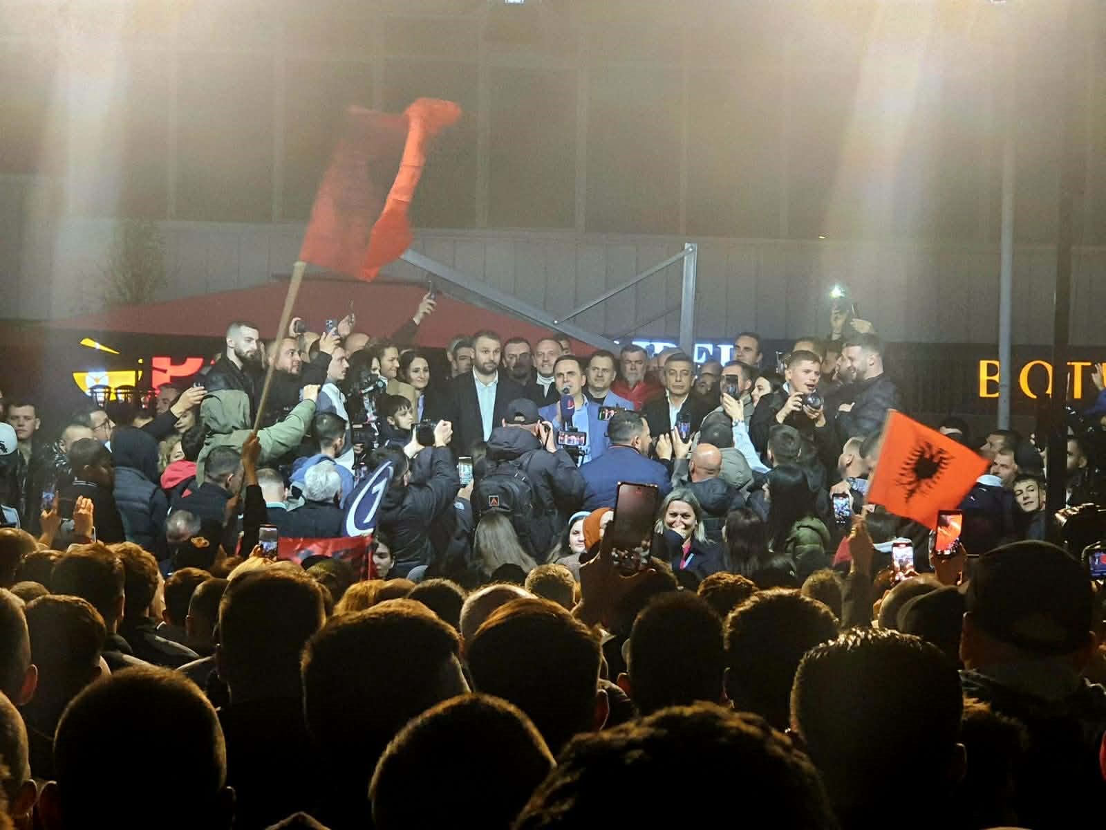 (ВИДЕО) ВЛЕН со огномет го прослави изборниот резултат на плоштадот во Тетово