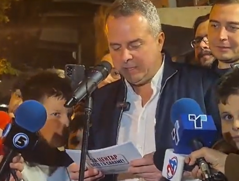 (ВИДЕО) Ди-џеј журка и шампањ за славје пред штабот на Герасимовски