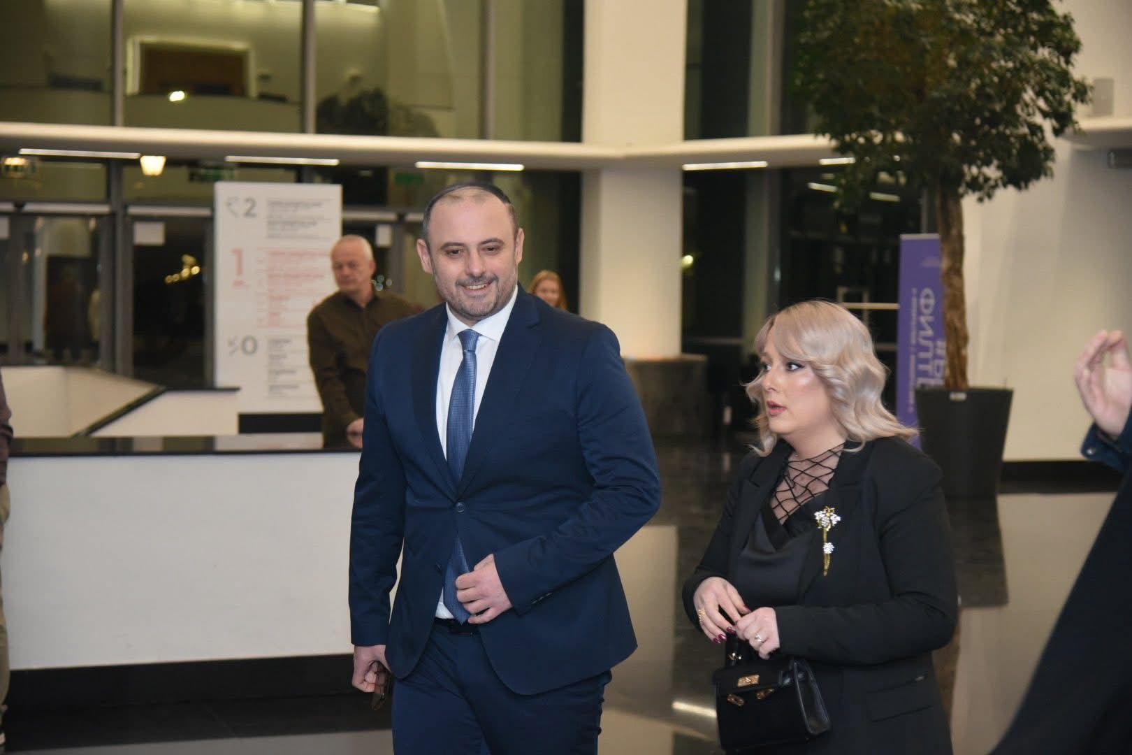 (ФОТО) Сопругата на Ѓорѓиевски носи брендирана чанта од 30 илјади долари – велат од СДСМ