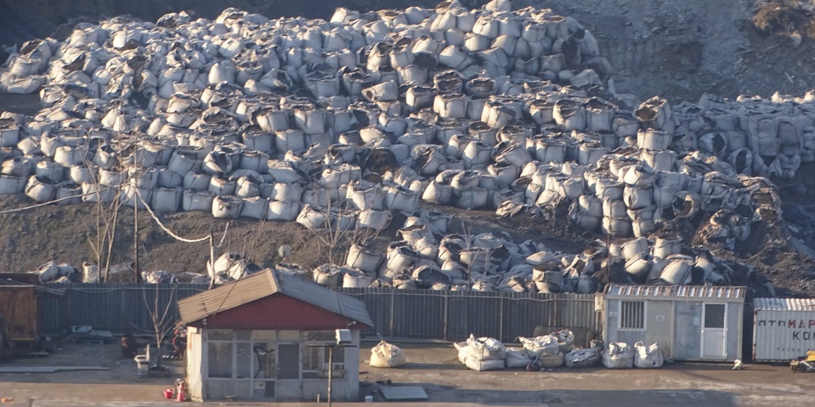 „Призма“: Тони опасна прашина се разлева на плац зад „Макстил“