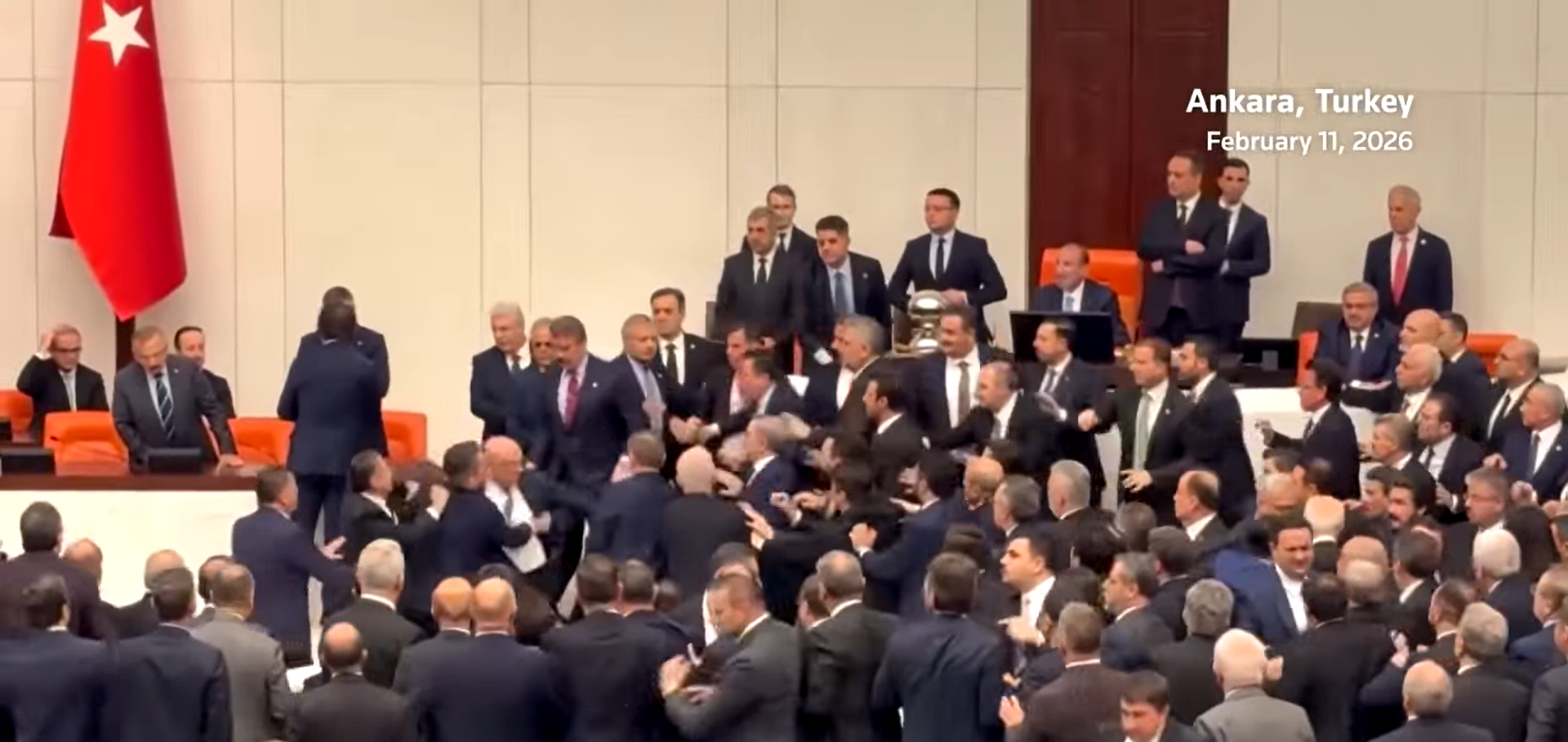 (ВИДЕО) Тепачка во турскиот парламент додека новиот министер за правда положуваше заклетва