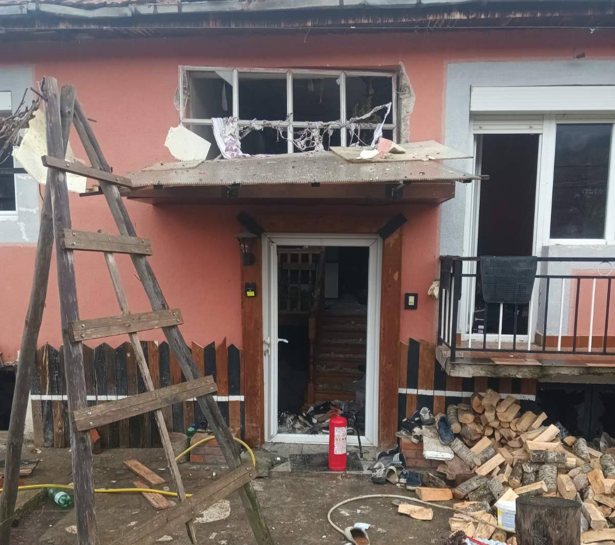 Жена тешко повредена во експлозија од плин во куќа во село Велгошти