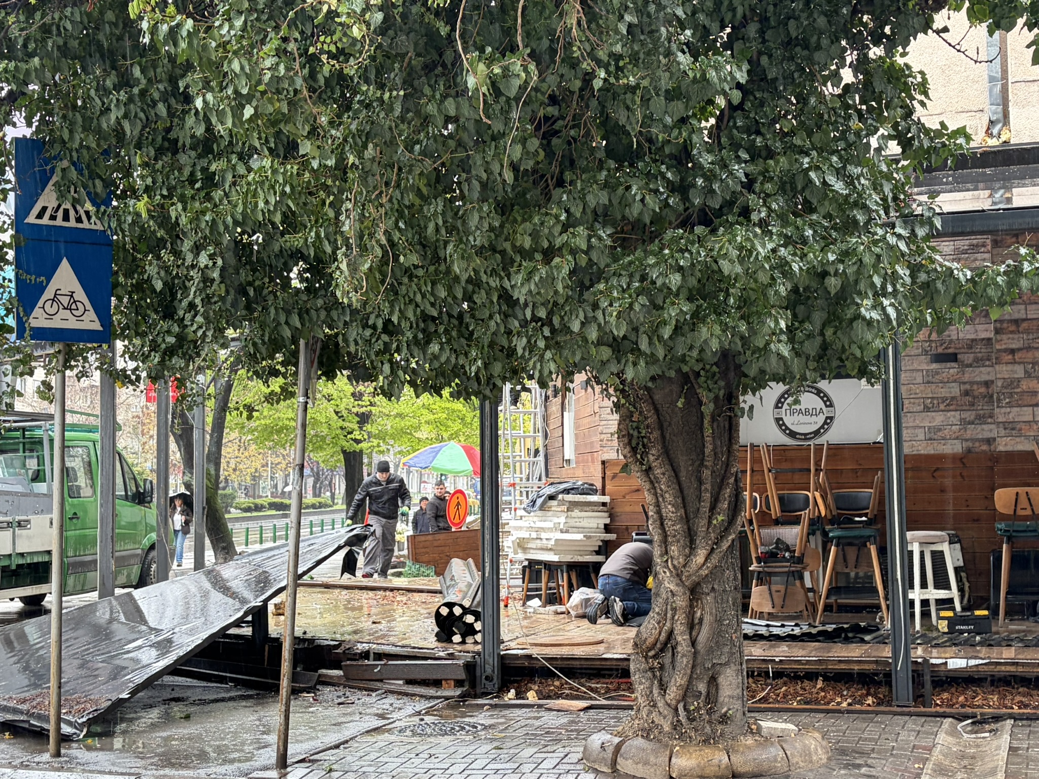 (ФОТО) Сопственици на локали на „Ленинова“ велат оти се принудени да ги отстранат терасите иако уредно плаќаат за нив