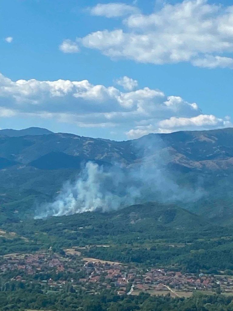 Повторно се разгоре пожарот кај селото Бајково во струмичко Ново Село – го гаснат три „ертрактори“