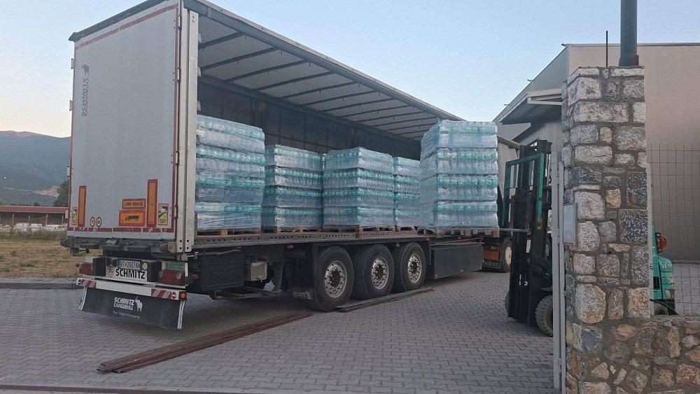 Во Гостивар доставени се првите количини пакувана вода обезбедни од Владата, граѓаните се снабдуваат од седум локации