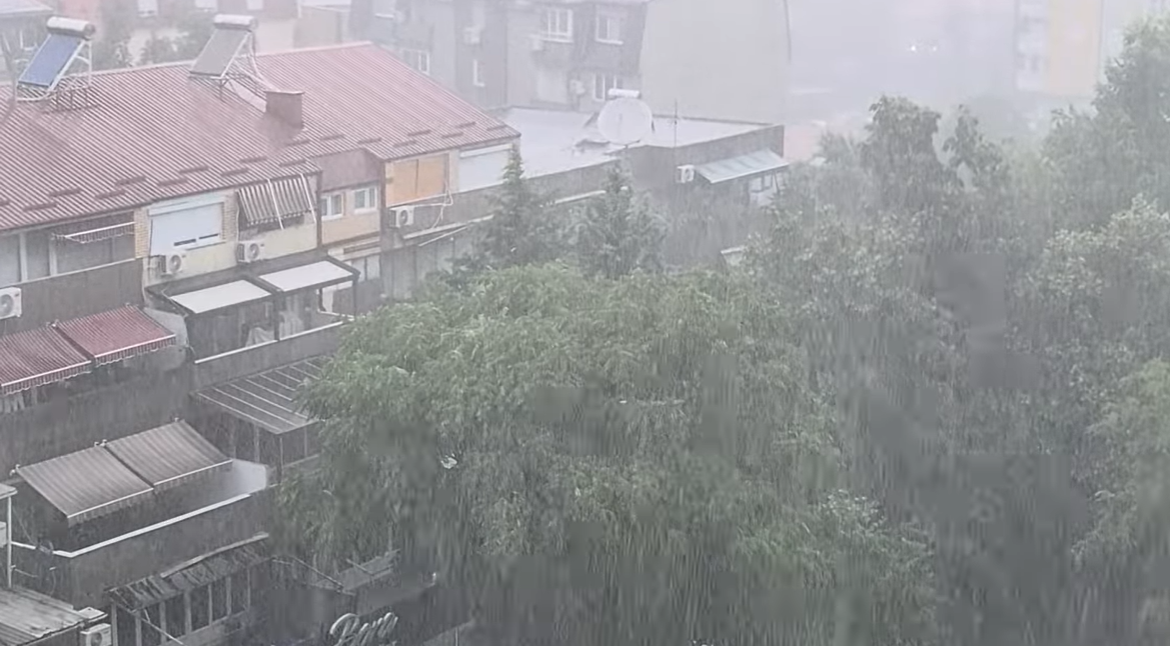 (ВИДЕО) Пороен дожд со град во Скопје