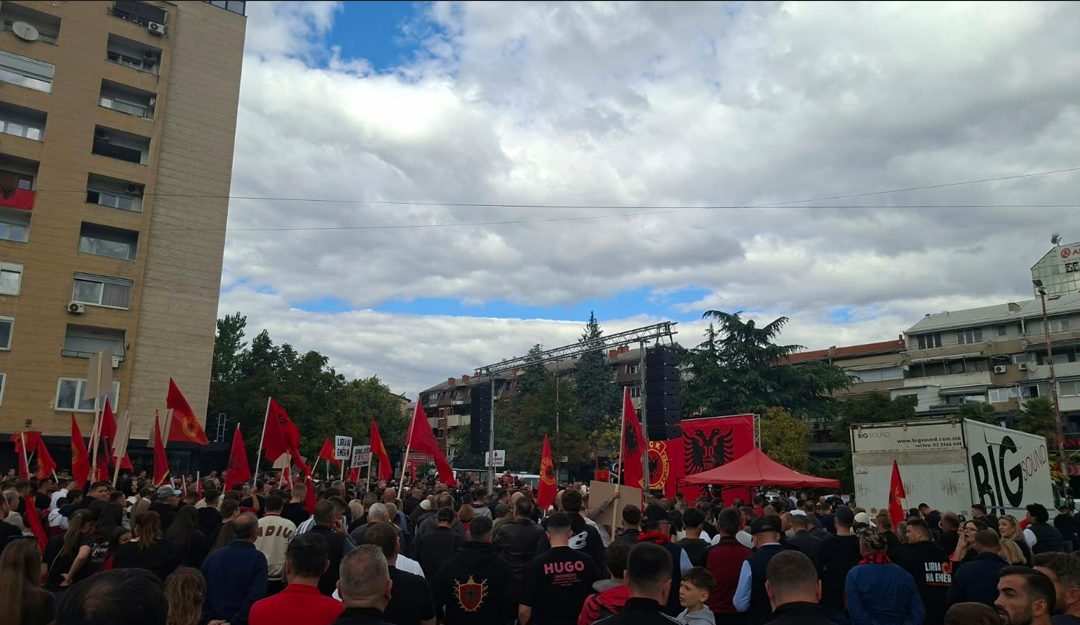 Протестен марш во Скопје за поддршка на Тачи и осудените водачи на ОВК