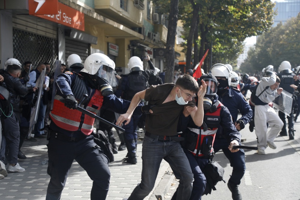 Šok-bombi, solzavec i vodeni topovi – iljadnici mladi Albanci petti den protestiraat vo centarot na Tirana