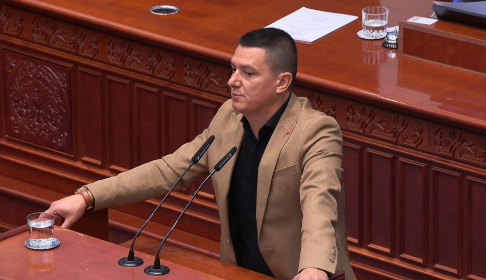 Пратеникот Шаќири со укажување до премиерот: Кажете му на вашето обезбедување каде им е местото