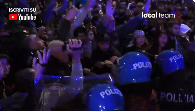 (VIDEO) Demonstranti se obidoa da vlezat vo Koloseumot vo Rim, na protestite se privedeni nad 200 lica