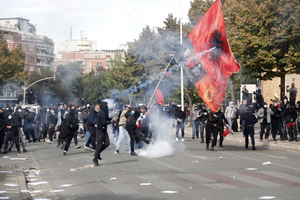 (ФОТО) Ескалираат студентските протести во Тирана, премиерот Рама ја отфрли можноста за оставка